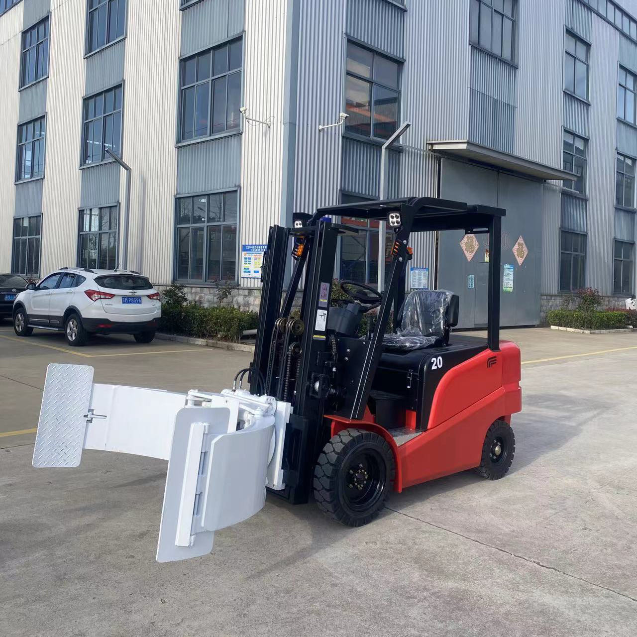 2 Ton 3 Ton 4 Wheel Electric Forklift Truck With Paper Roll Clamp Attachment