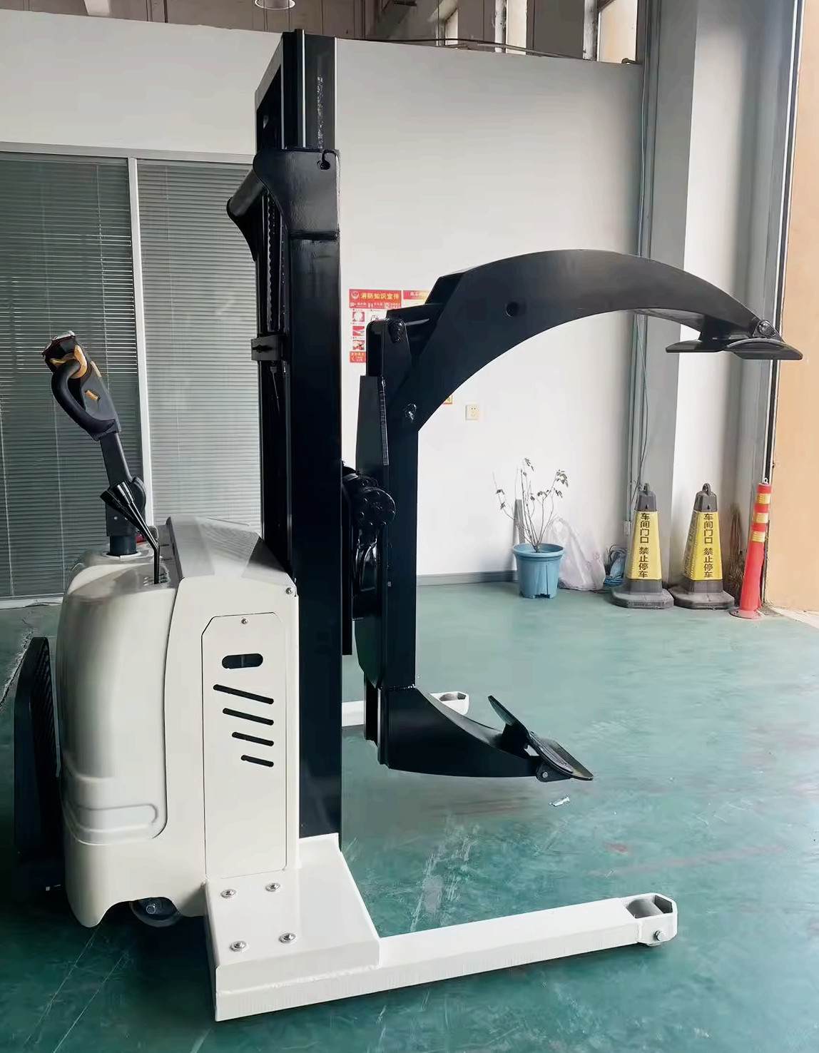 High Efficiency 500-1500 Kg Load Capacity Electric Stacker With Paper Roll Clamp