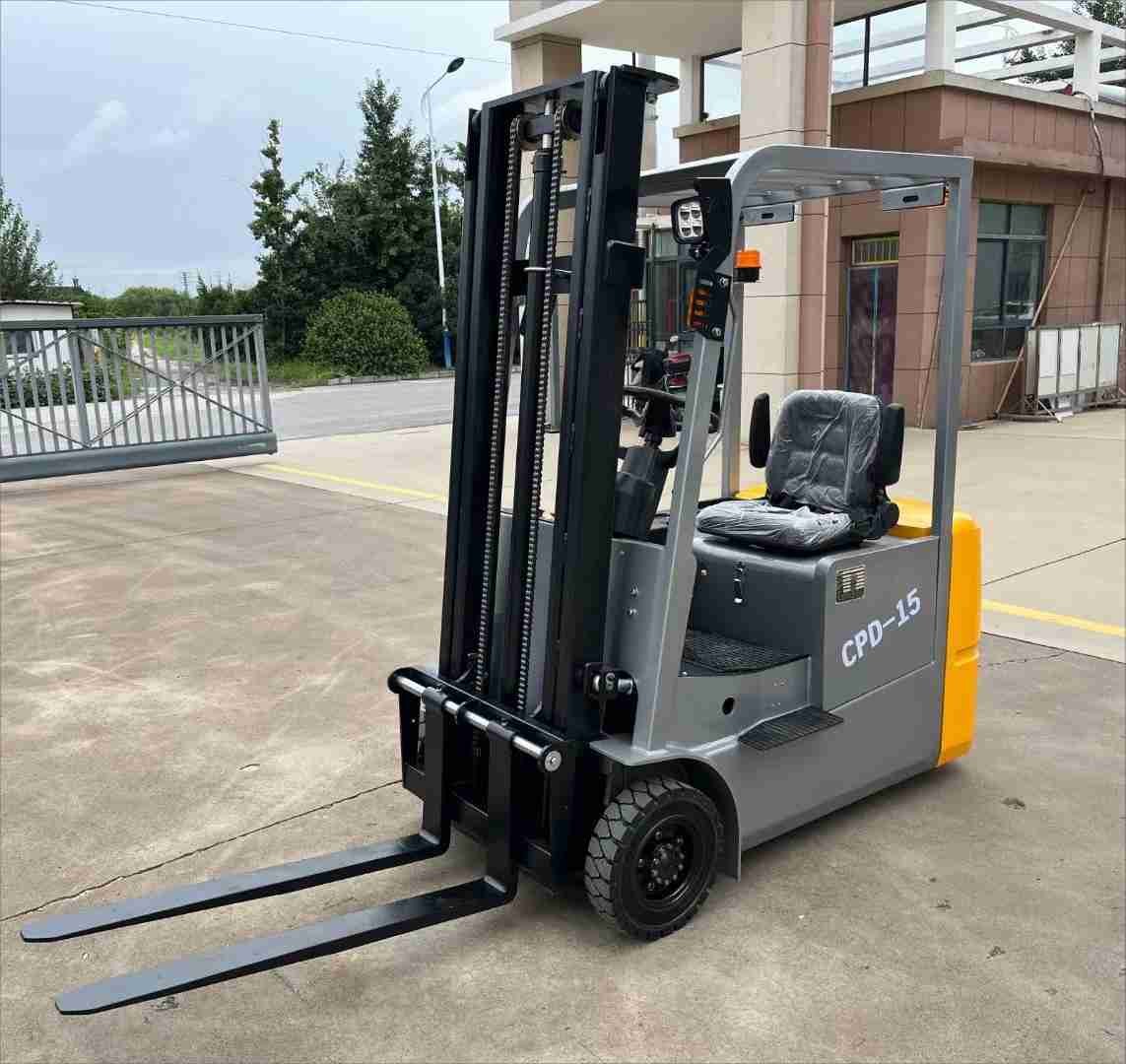 2 Tons 3 Meters 4.5 Meters 3 Wheel Electric Forklift With CE Certificate