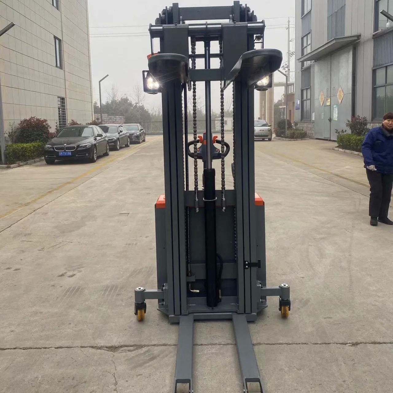 KAD Electric Pallet Stacker with 500mm Load Center 1100mm Fork Length and 1450mm Turning Radius