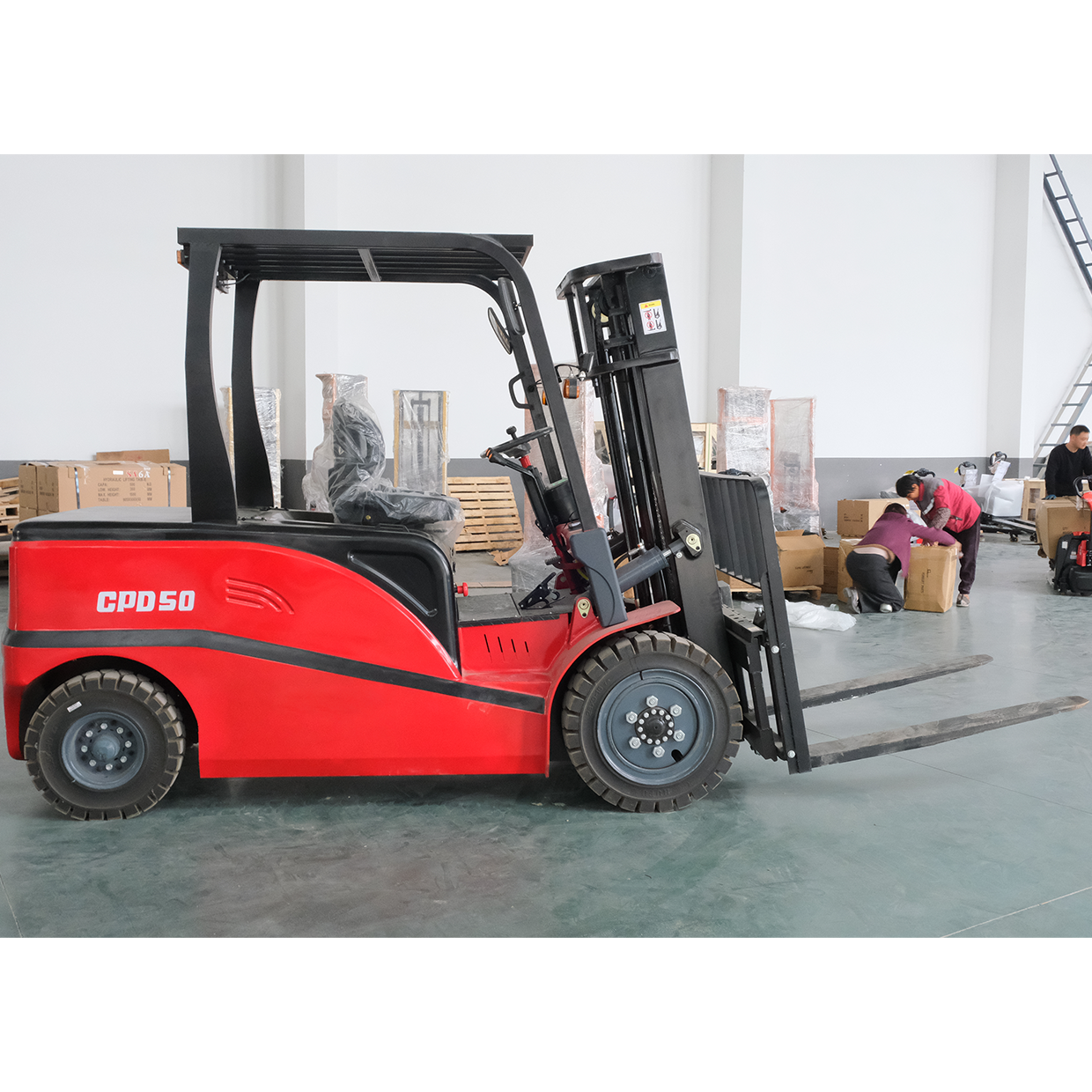 5000kg Four Wheel Electric Forklift Long Battery Life Factory Direct Sales Warehouse Material Handling Heavy Duty Lift Truck